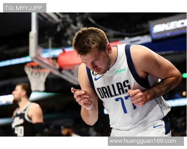 独行侠迎战快船，两队星光闪耀激烈对决，谁能掌控西部榜首之争