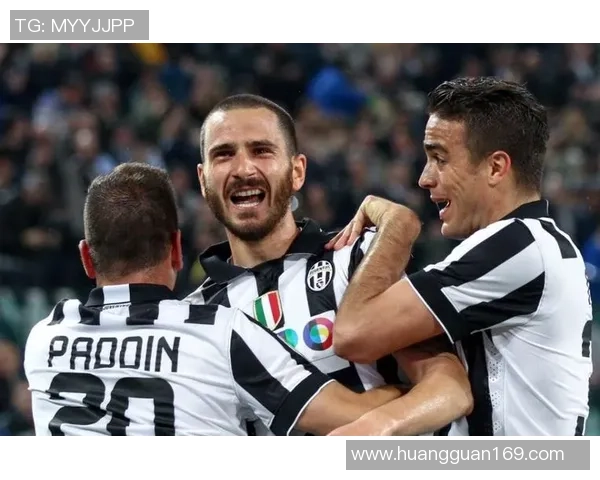 足球巨星的崛起与辉煌历程：从青训场到全球舞台的传奇故事